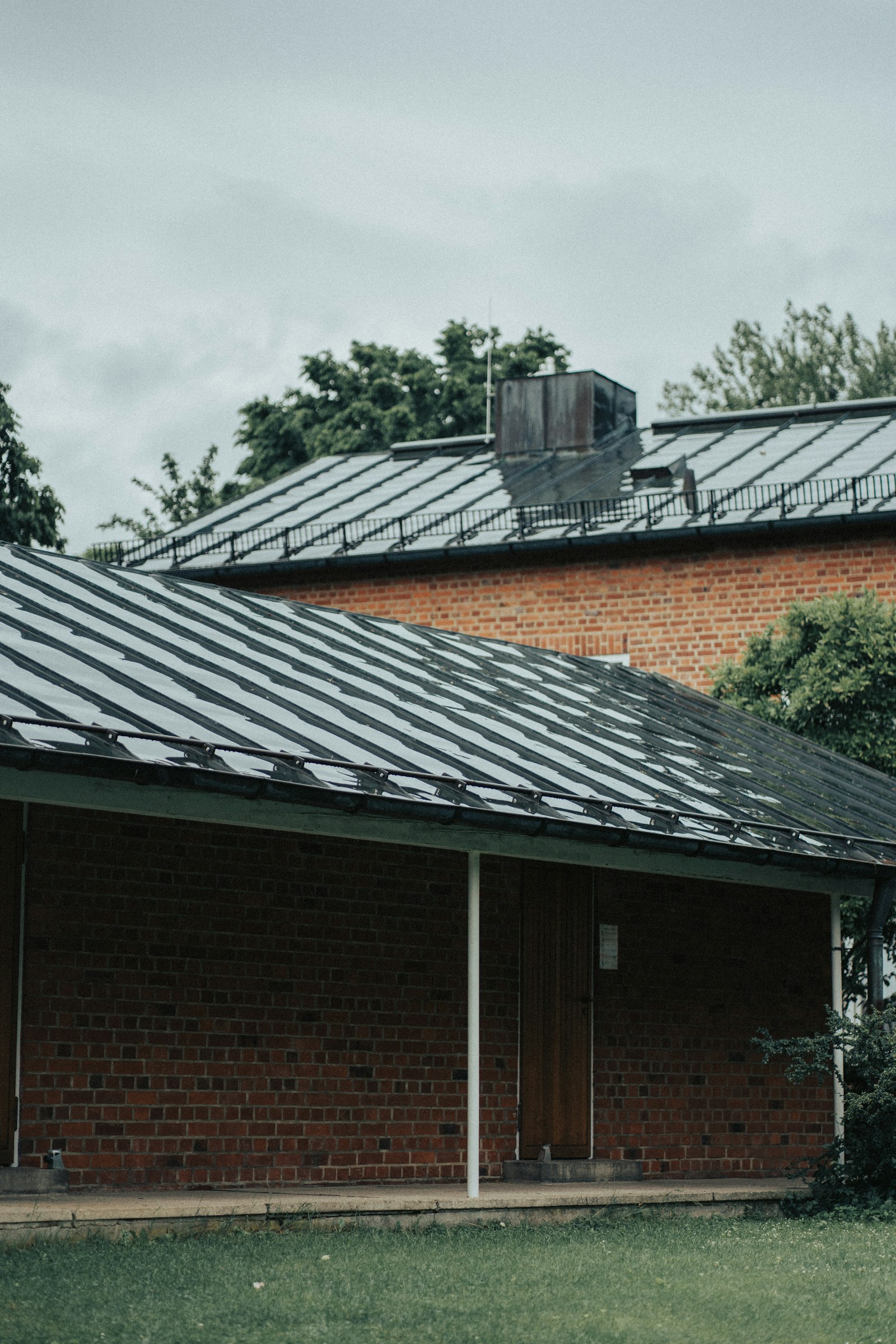 Backsteingebäude mit Metalldach, typisch für die Region