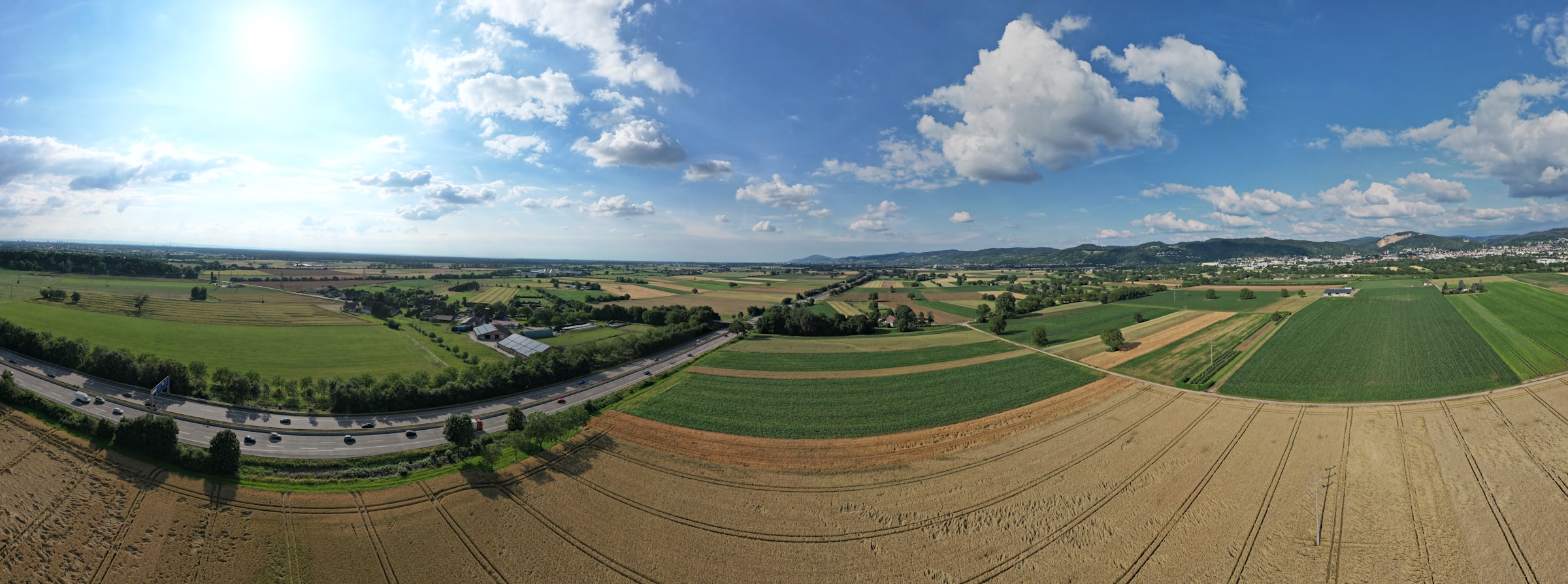 Weites Feld unter hohem Himmel im Münsterland, typische Agrarlandschaft der Region um Senden